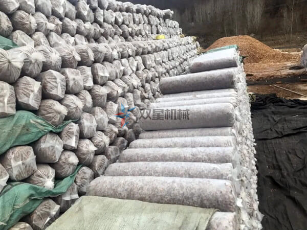 木材粉碎機(jī)木片粉碎料菌類養(yǎng)殖現(xiàn)場(chǎng)