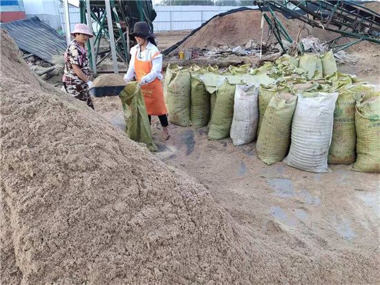 鋸末機(jī)客戶生產(chǎn)現(xiàn)場自拍