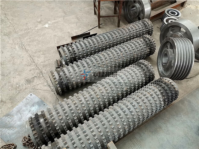 模板破碎機進(jìn)料狼牙輥