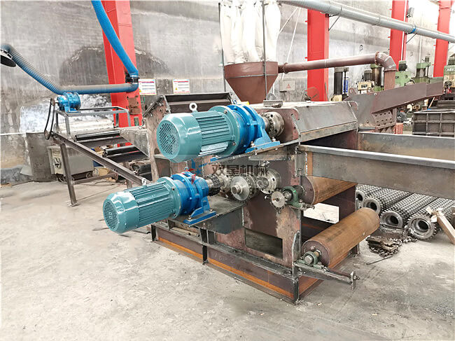 模板破碎機側(cè)面拍攝（設(shè)備為噴漆）