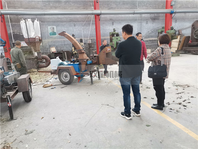 移動(dòng)式園林樹(shù)枝粉碎機(jī)客戶現(xiàn)場(chǎng)參觀試機(jī)