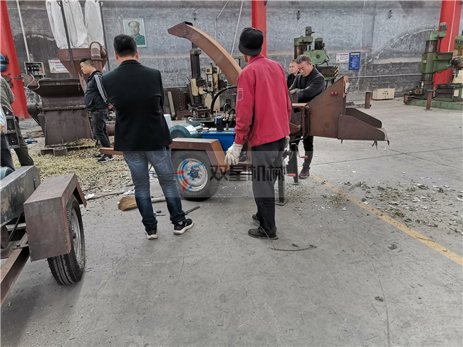 移動式園林樹枝粉碎機客戶現(xiàn)場參觀試機