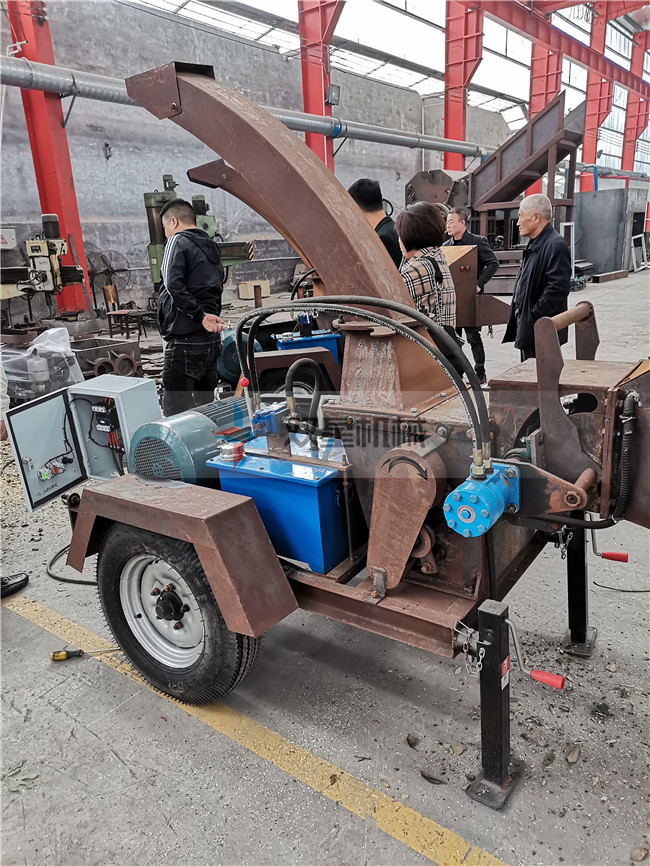 移動式園林樹枝粉碎機客戶現(xiàn)場參觀試機