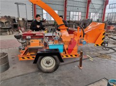 小微型樹枝粉碎機(jī)設(shè)備客戶現(xiàn)場考察