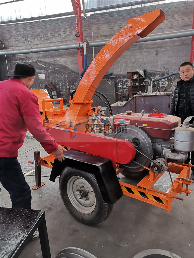 小微型樹枝粉碎機設(shè)備客戶現(xiàn)場考察