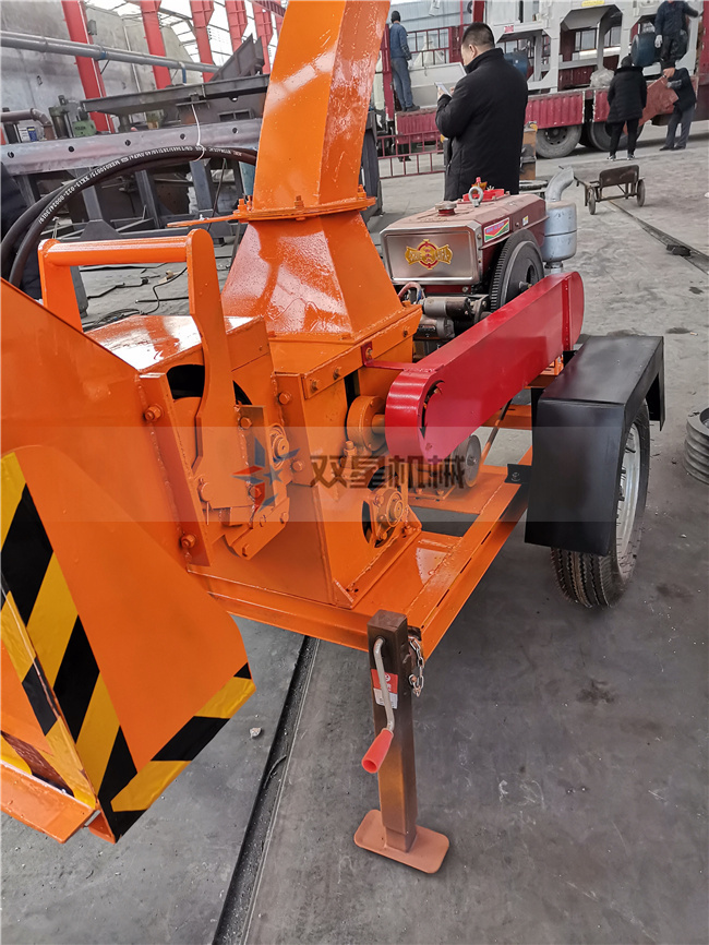 小微型樹枝粉碎機設(shè)備客戶現(xiàn)場考察