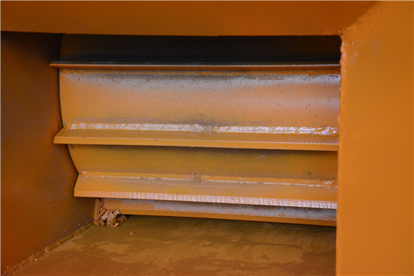 小型移動(dòng)樹枝粉碎機(jī)喂料口