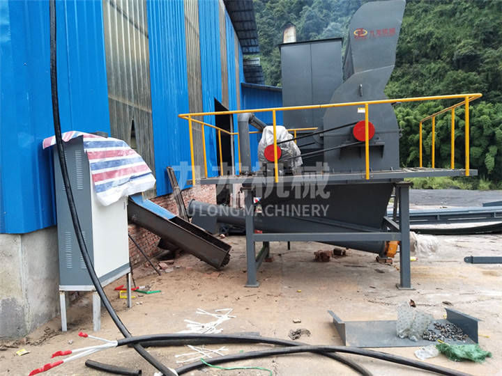 木材粉碎機(jī)日常工作<a href='http://www.xianhfw.com' target='_blank'><span><a href='http://www.xianhfw.com/1/229.html' target='_blank'><span>樹枝粉碎</span></a>機(jī)</span></a>廠家的維護(hù)與保養(yǎng)也很重要