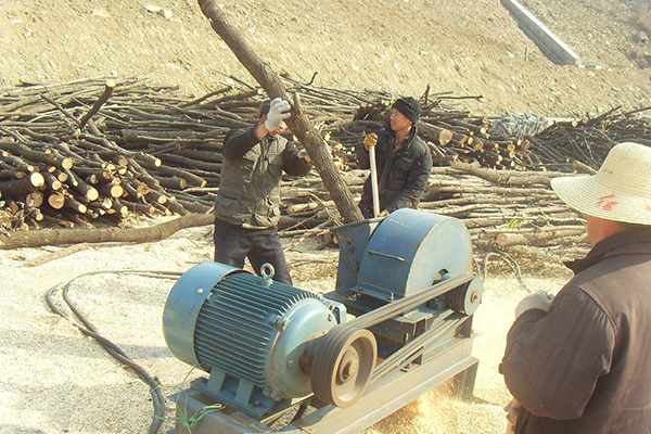 皓星鋸末粉碎<a href='http://www.xianhfw.com' target='_blank'><span><a href='http://www.xianhfw.com/1/229.html' target='_blank'><span>樹枝粉碎</span></a>機</span></a>機的適用范圍廣